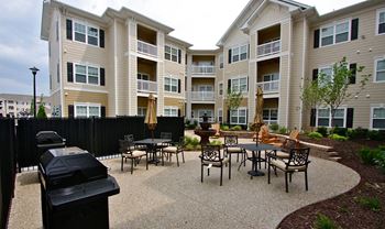 Picnic and BBQ Area at Aventura at Forest Park, St. Louis,Missouri