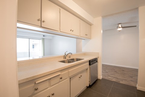 5118 De Longpre Studio-2 Beds Apartment for Rent - Photo Gallery 31