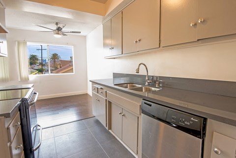 5118 De Longpre Studio-2 Beds Apartment for Rent - Photo Gallery 30