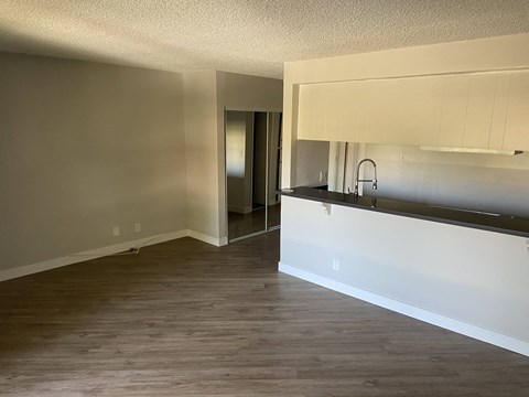 5118 De Longpre Studio-2 Beds Apartment for Rent - Photo Gallery 32