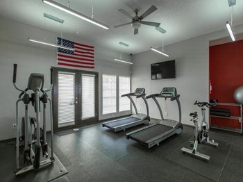 Cardio Machines In Gym at Verge, Dallas, 75240 - Photo Gallery 11