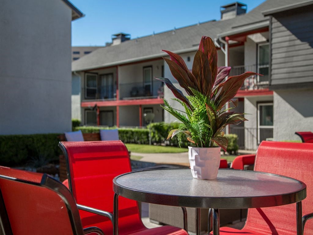 Courtyard Dining at Verge, Dallas, Texas