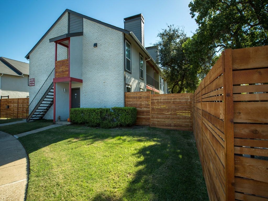 Courtyard With Green Space at Verge, Dallas, 75240