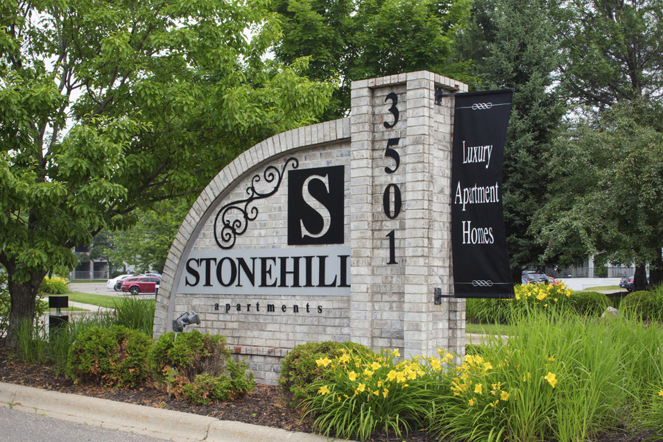 Brick sign that says "Stonehill Apartments"