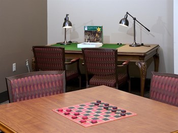 Rec room with a square table and a checker board - Photo Gallery 18
