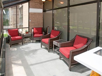 Outdoor sun terrace with awning and red patio chairs - Photo Gallery 9