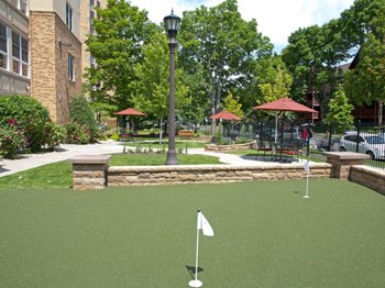 Small putting green next to patio furniture - Photo Gallery 4