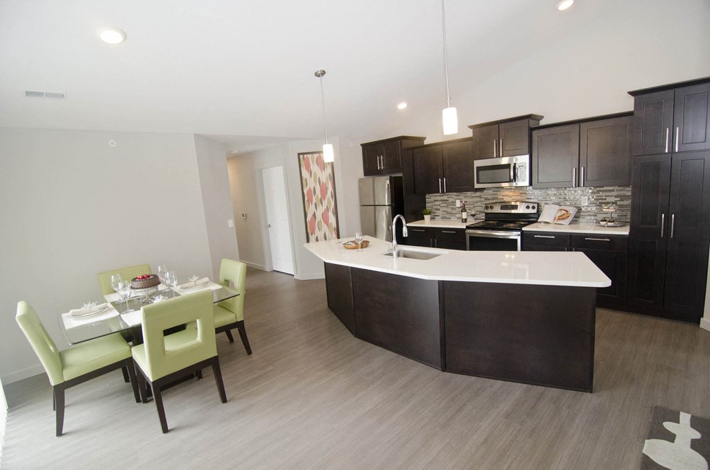 Kitchen and dining at Aspen Lakes in Holt, MI