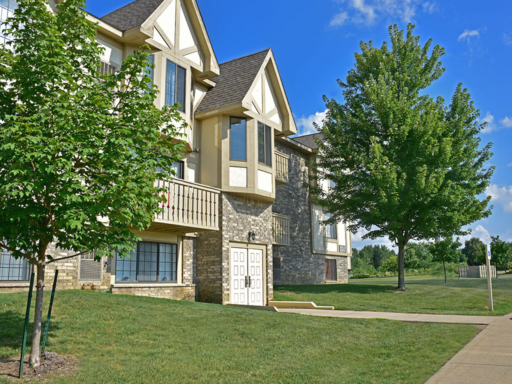 Walking Paths to Apartments at Thornridge Apartments, Michigan
