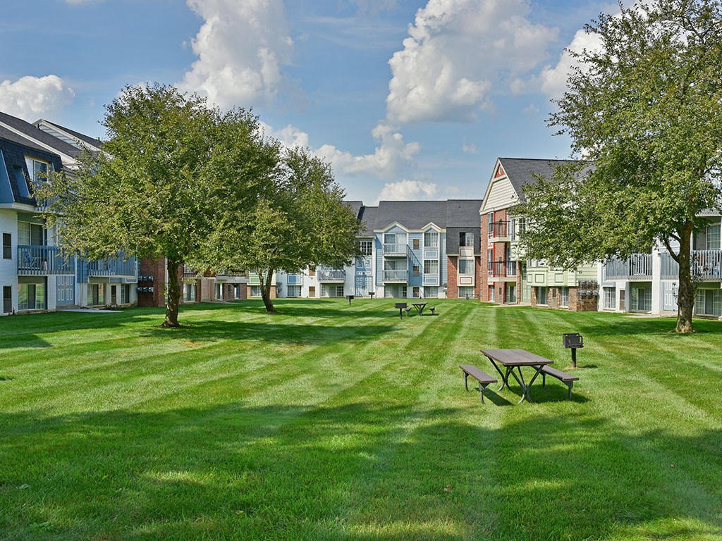 Picnic and Grilling Areas at Charter Oaks Apartments, Michigan, 48423
