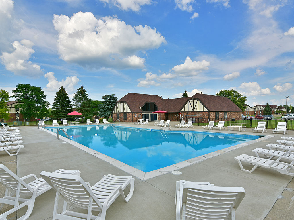 Large Sundeck Spaces at Shannon Manor Townhouses, Davison, 48423