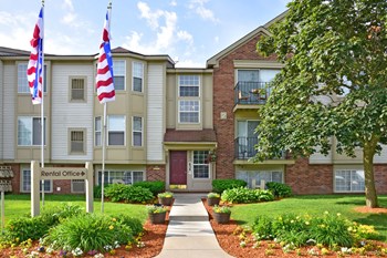 Exterior at Beacon Hill Apartments, Rockford, IL - Photo Gallery 2