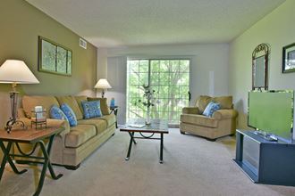 Living Room at Beacon Hill Apartments, Rockford, IL, 61109
