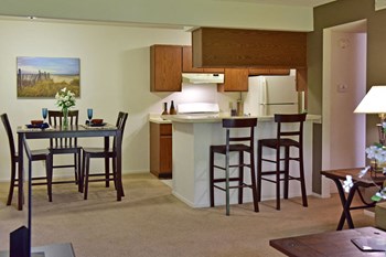 Dining Area and Breakfast Bar at Beacon Hill Apartments, Illinois, 61109 - Photo Gallery 7