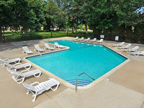 Swimming Pool and Sundeck at Great Oaks Apartments, Illinois, 61109