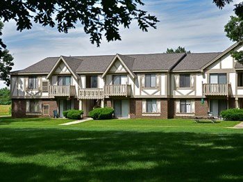 Green Surroundings Green Surroundings at Great Oaks Apartments, Rockford, IL - Photo Gallery 2
