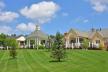 Sprawling Green Lawns at Timberlane Apartments, Peoria