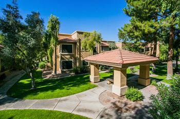 Apartments Near Chandler Fashion Center with Covered BBQ and Picnic Table