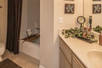 2 Bedroom Apartments in Scottsdale AZ with Roman Soaking Tubs in Bathroom