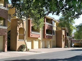 Private Garages Available in Glendale, AZ Apartments 85308