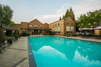 Beautiful Seasonal Swimming Pool at Apartment Near Orenco Station