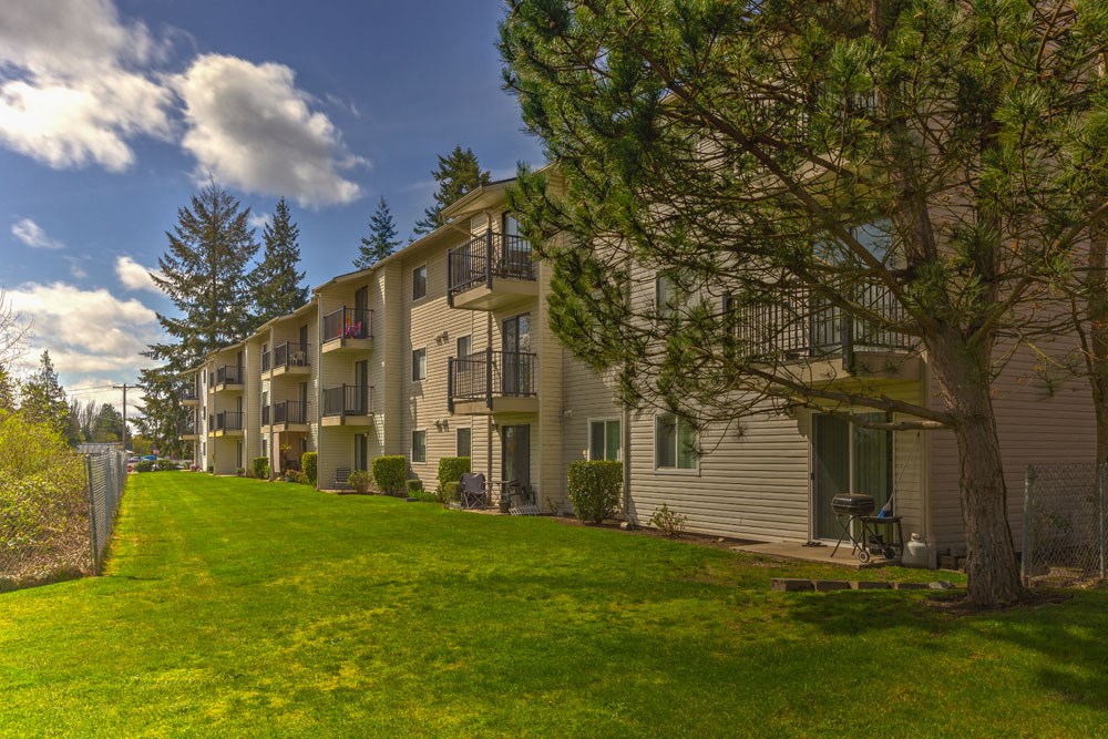 Lush Green Outdoor at Park Edmonds Apartment Homes, Washington