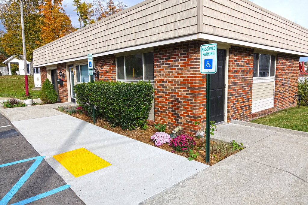 a handicapped parking sign in front of a building