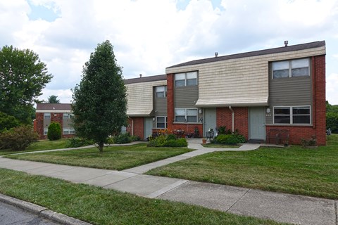 a sidewalk in front of an apartment building