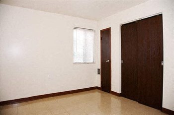 2712 31st Avenue, North 1-2 Beds Apartment, Affordable for Rent - Photo Gallery 3