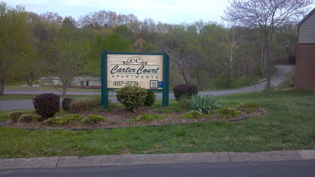 the sign at the entrance to the campbelltown apartments sign