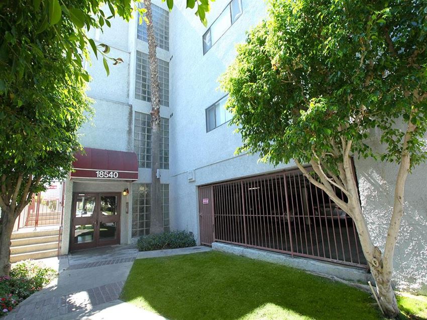 Citronia Luxe Towers Apartments, 18540 Citronia Street, Northridge, CA