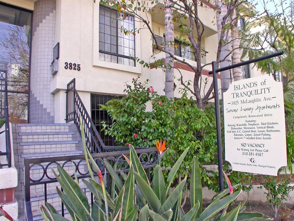 View of the front with leasing sign