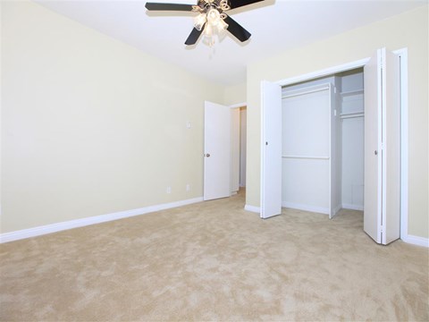 bedroom with ceiling fan
