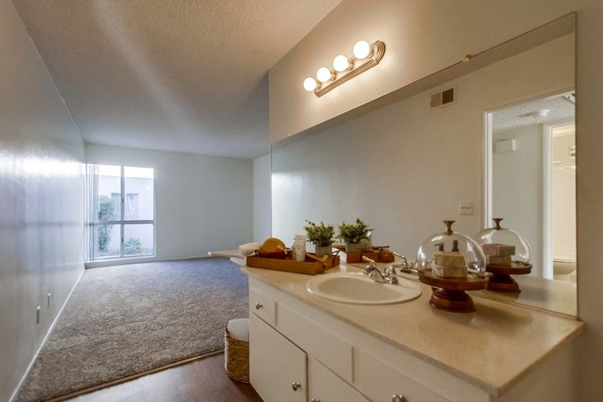 Villa Capri Apartments Empty Apartment Bathroom - Photo Gallery