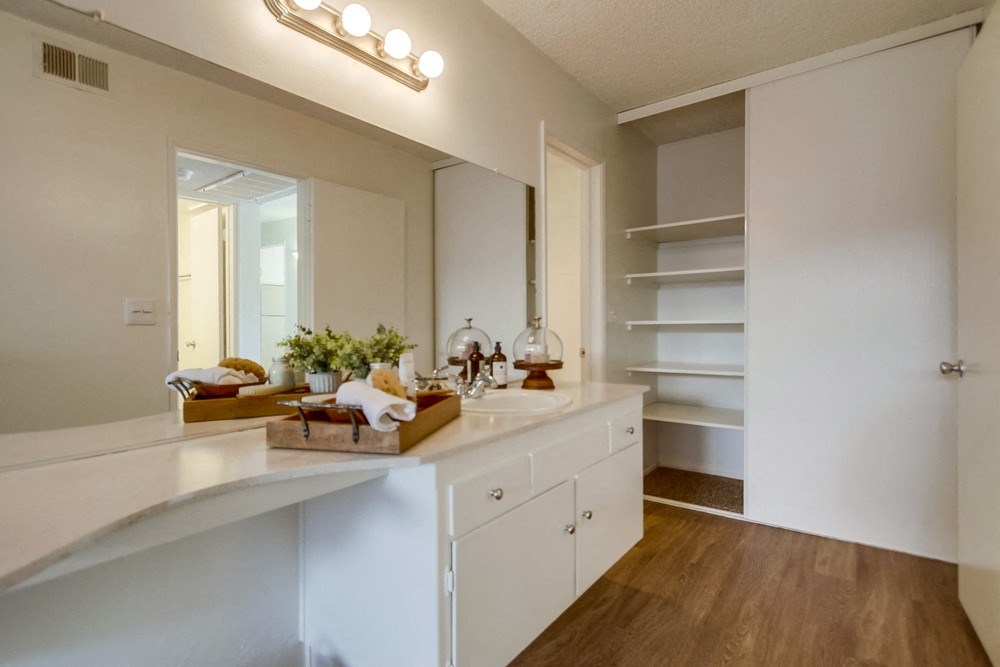 Villa Capri Apartments Empty Apartment Bathroom & Closet