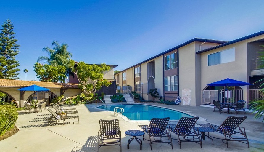 Villa Capri Apartments Lifestyle - Pool Deck & Pool