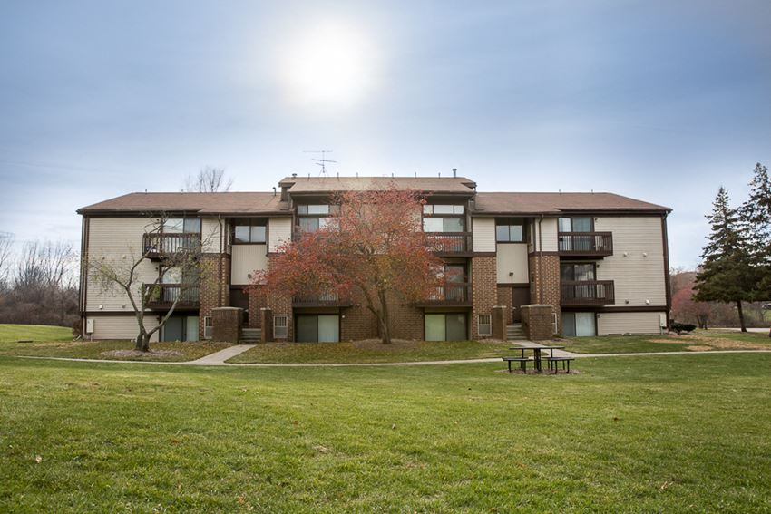 Burtons Landing Apartments 3790 Whispering Way Drive Se Grand Rapids Mi Rentcafe Burtons Landing Apartments 3790 Whispering Way Drive Se Grand Rapids Mi Rentcafe