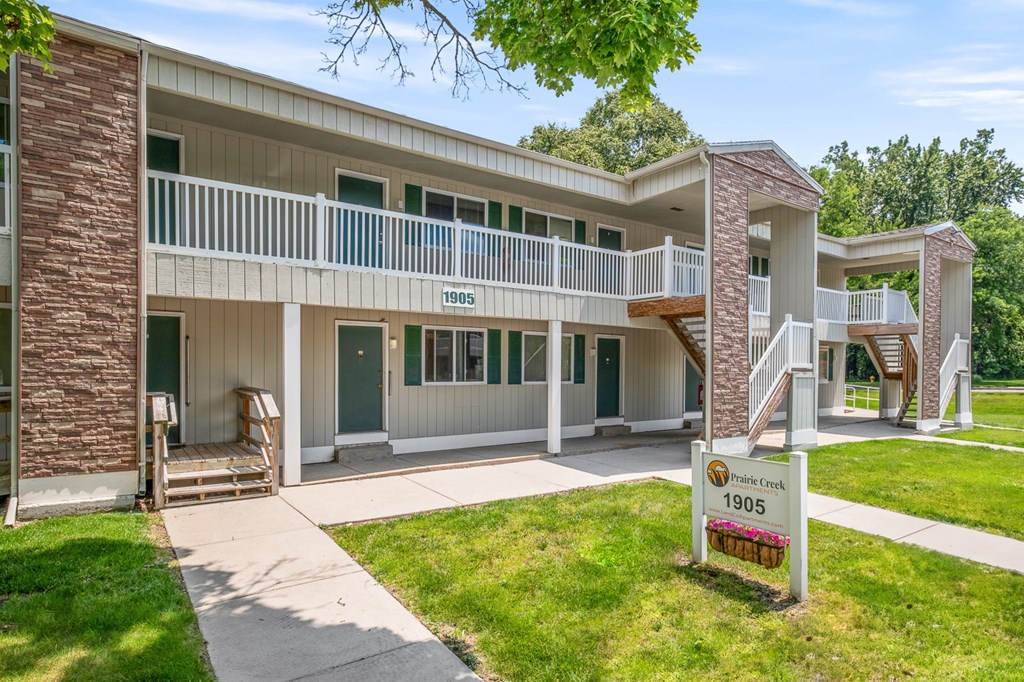 A building with a sign that says 1905 in front of it.