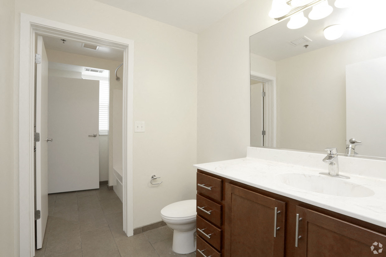 06 Tier - Walk Through Bathroom