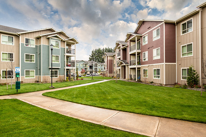 Pathway with grass to apt buildings Vancouver, WA 98684 | Copper Lane Apartment Homes