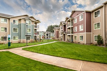 Pathway with grass to apt buildings Vancouver, WA 98684 | Copper Lane Apartment Homes - Photo Gallery 15