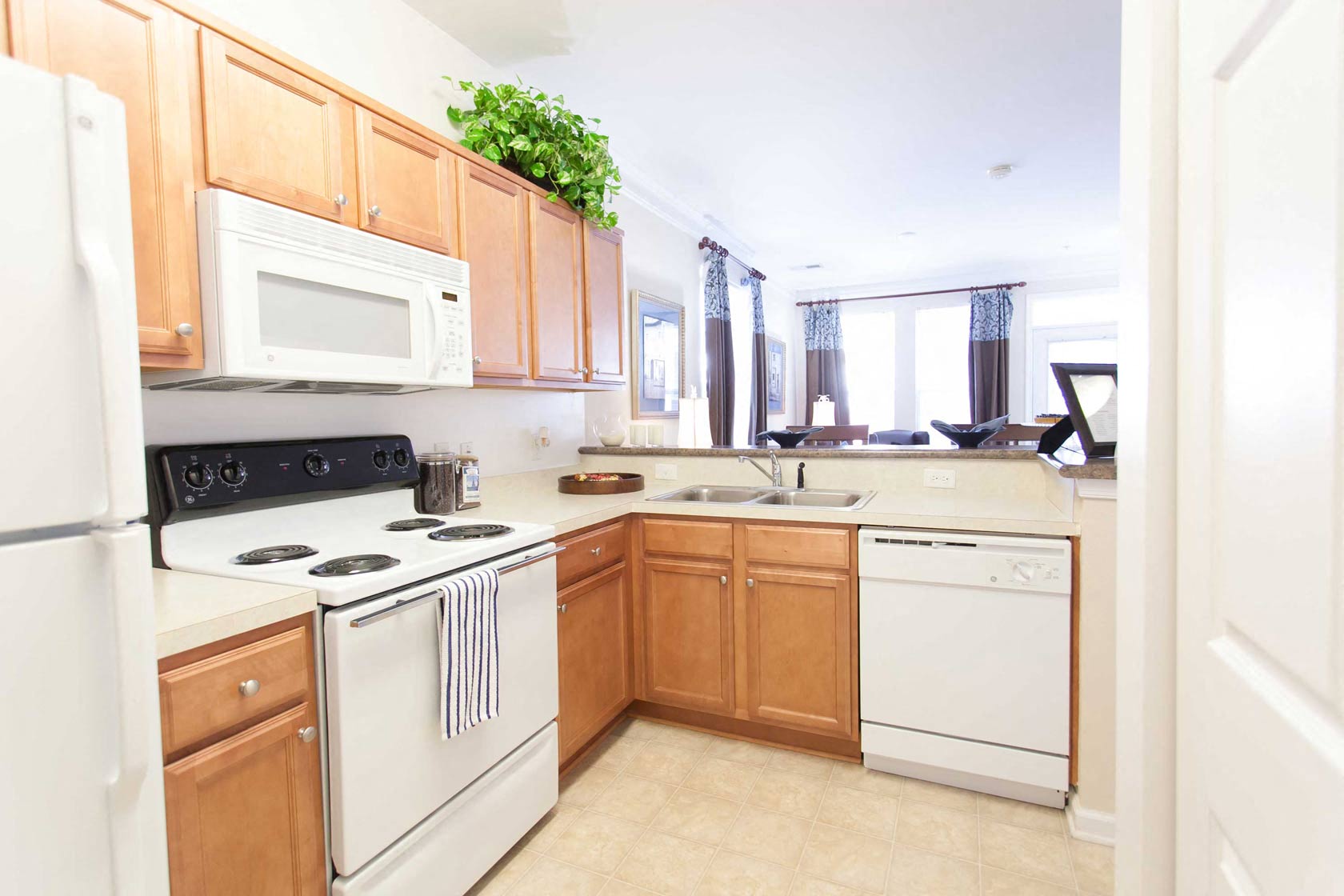 Falcon Creek Apartments in Hampton VA, 1 & 2 Bed Luxury Apartments