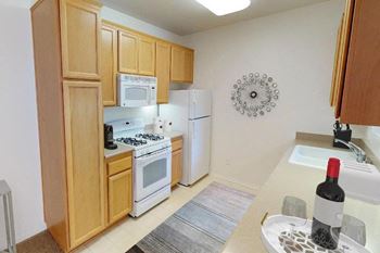 Eat-In Kitchen Table With Sink at Knollwood Meadows Apartments, California