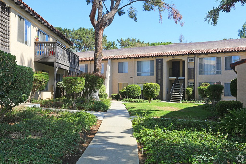 Courtyard With Green Space at Charter Oaks Apartments, Thousand Oaks, California