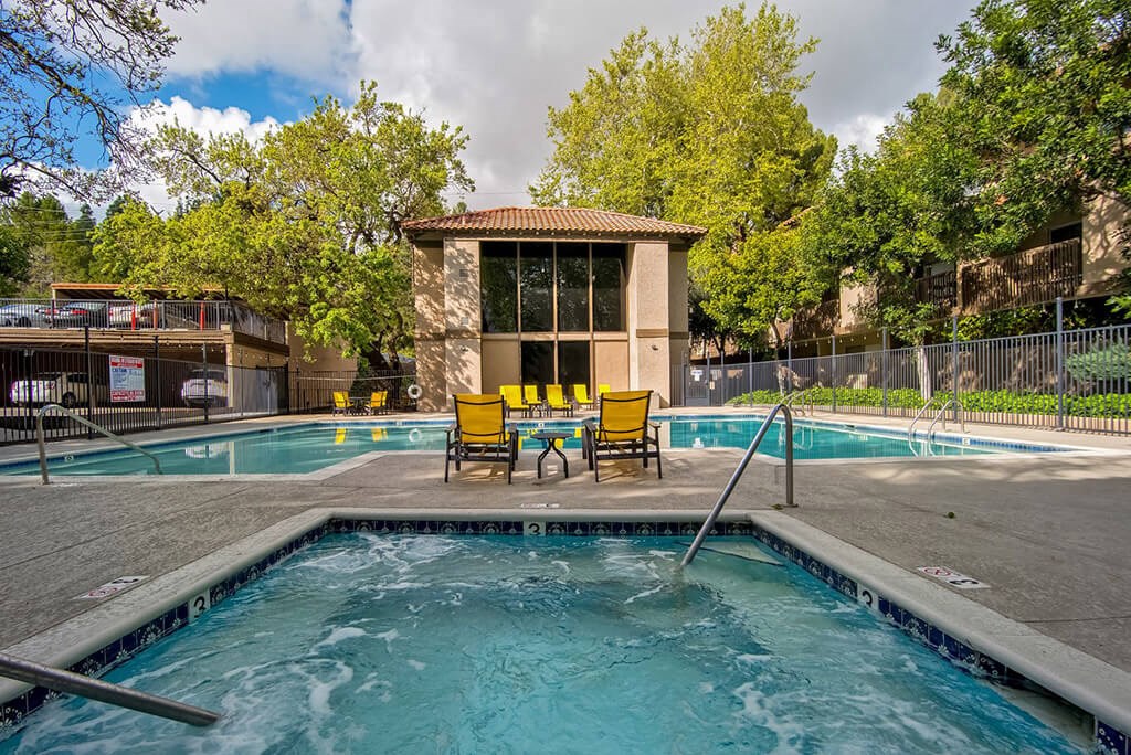 Swimming Pool And Spa Area at Wilbur Oaks Apartments, Thousand Oaks, CA