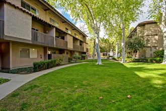 Green Space to Walk And Relax Green Space to Walk And Relax at Wilbur Oaks Apartments, Thousand Oaks