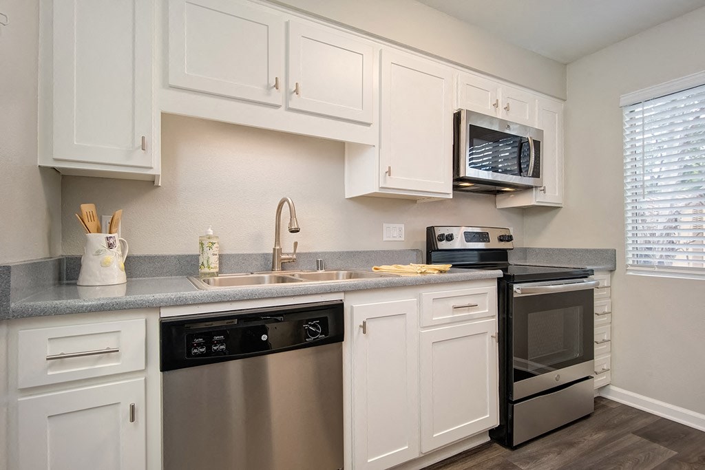 Fully Equipped Kitchen at St. Charles Oaks Apartments, Thousand Oaks, 91360