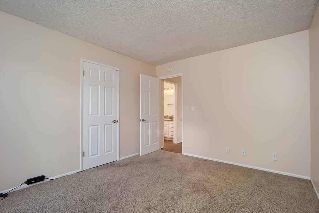 Relaxing Resident Lounge at St. Charles Oaks Apartments, California