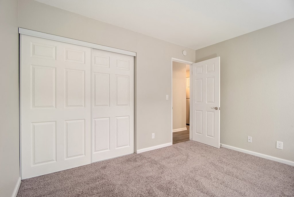 Entry For Living Room at St. Charles Oaks Apartments, Thousand Oaks, California