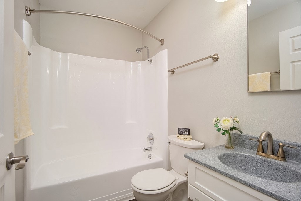 Large Tub In Bathroom at St. Charles Oaks Apartments, Thousand Oaks, CA